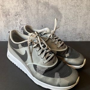 Women’s Nike tennis shoes in gray - size 10